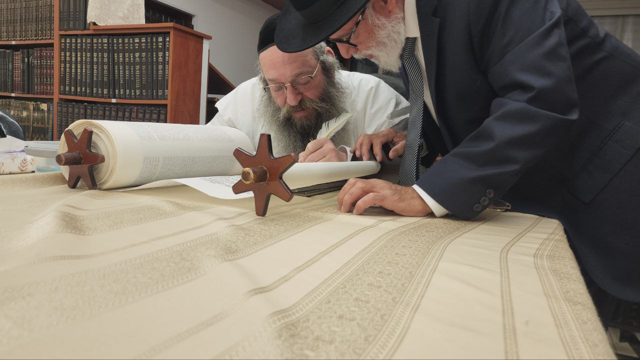 רבינו הגראי”ש קניבסקי שליט”א בכתיבת אותיות בספר תורה