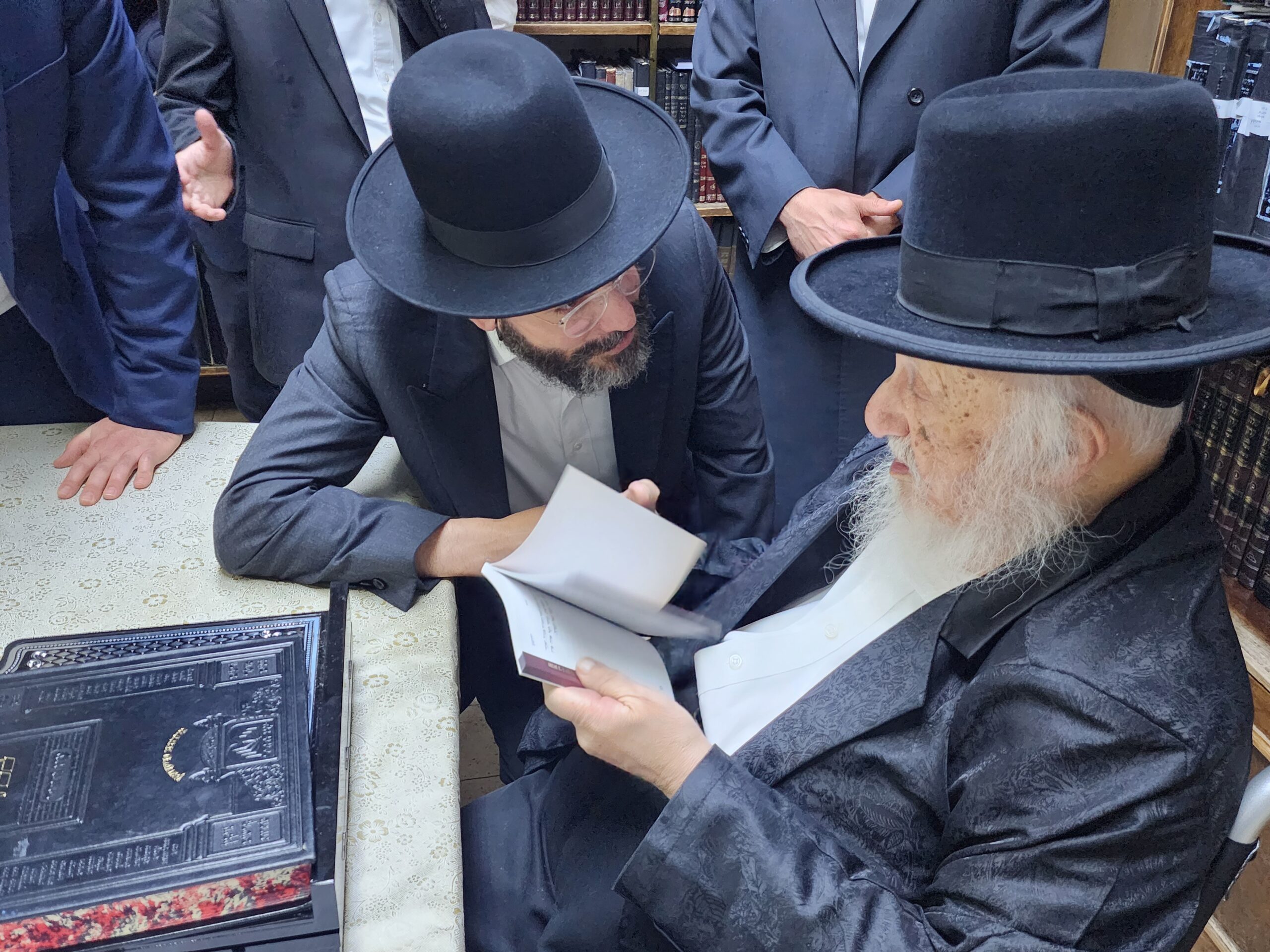 ביקור רב רושם של ראשי “ארחות יושר” בבית מרן הגאון רבי ברוך דב פוברסקי שליט”א
