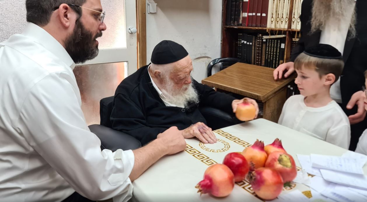 מרן שר התורה הגר”ח קניבסקי זצ”ל בחלוקת רימונים לראש השנה לפני שנה