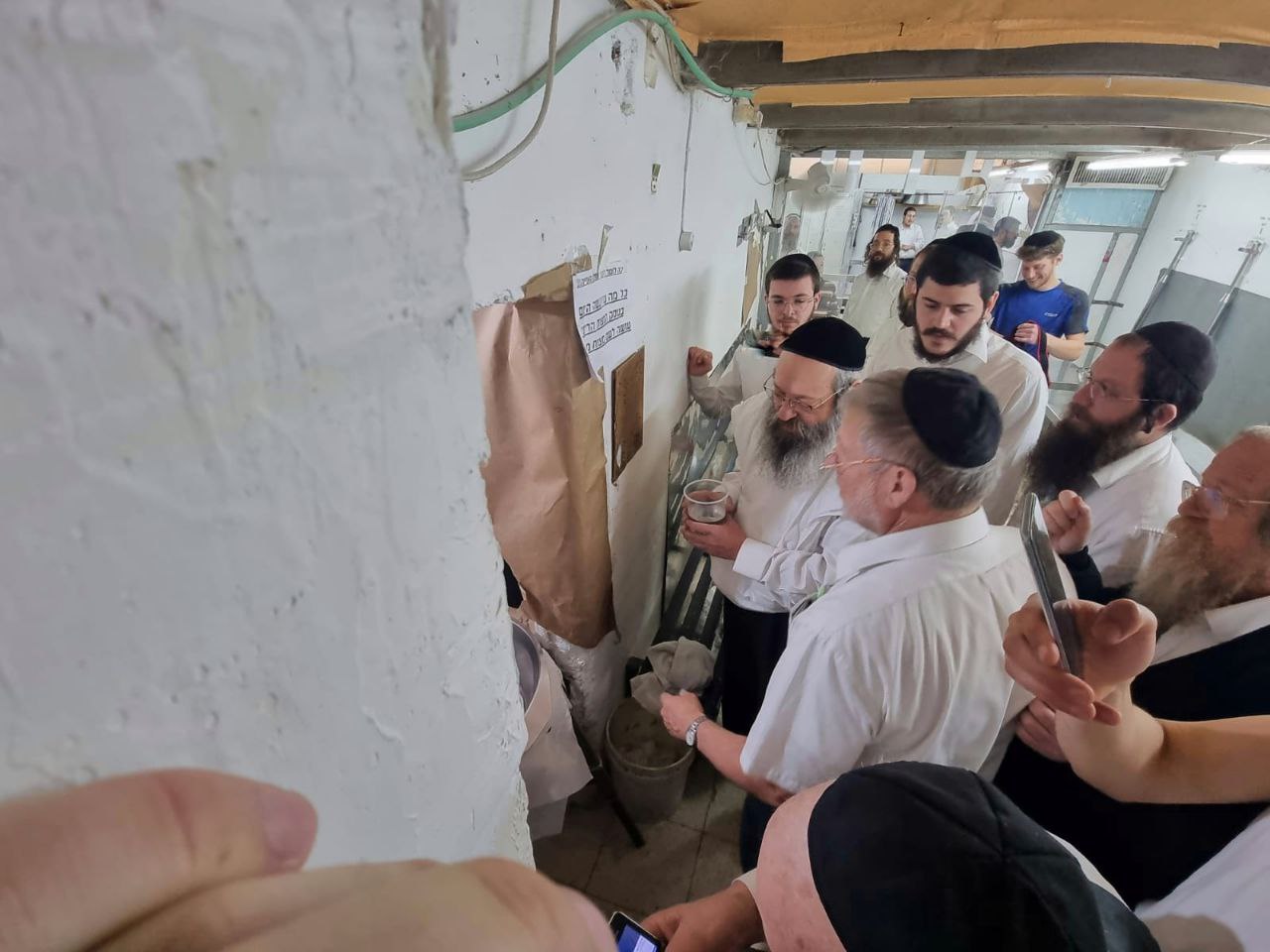 לשם מצות מצווה: “החבורה” של שר התורה אפתה מצות לפסח
