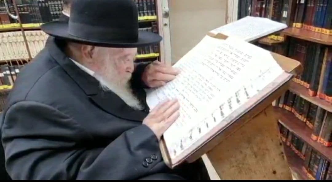 צפו בוידיאו! מרן שליט”א בקריאת שמע בתפילת ערבית