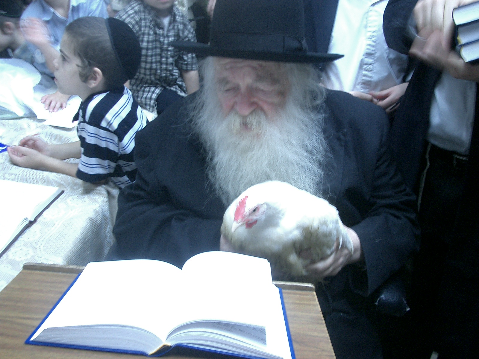 זאת כפרתי: תיעודים נדירים של מרן שר התורה הגר”ח קניבסקי זיע”א בכפרות