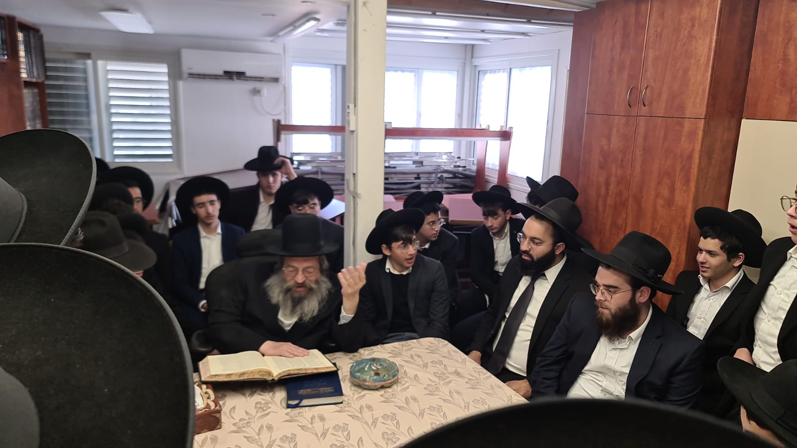 מורינו הגאון רבי אברהם ישעי’ שליט”א קיבל בחורים למבחן וברכה