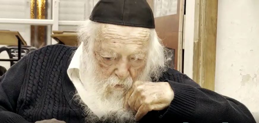 צפו: מרן הגר”ח קניבסקי שליט”א שקוע בלימוד השבוע.