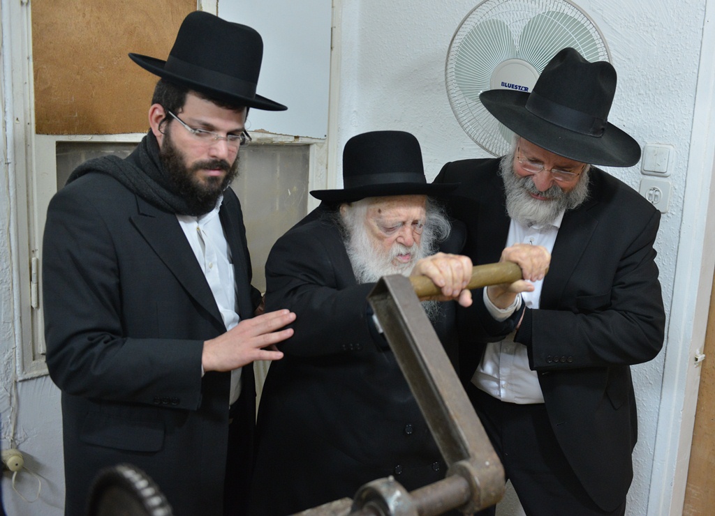 וידיאו נדיר: מרן הגר”ח קניבסקי זיע”א בטחינת חיטים למצות בשנה האחרונה בחייו