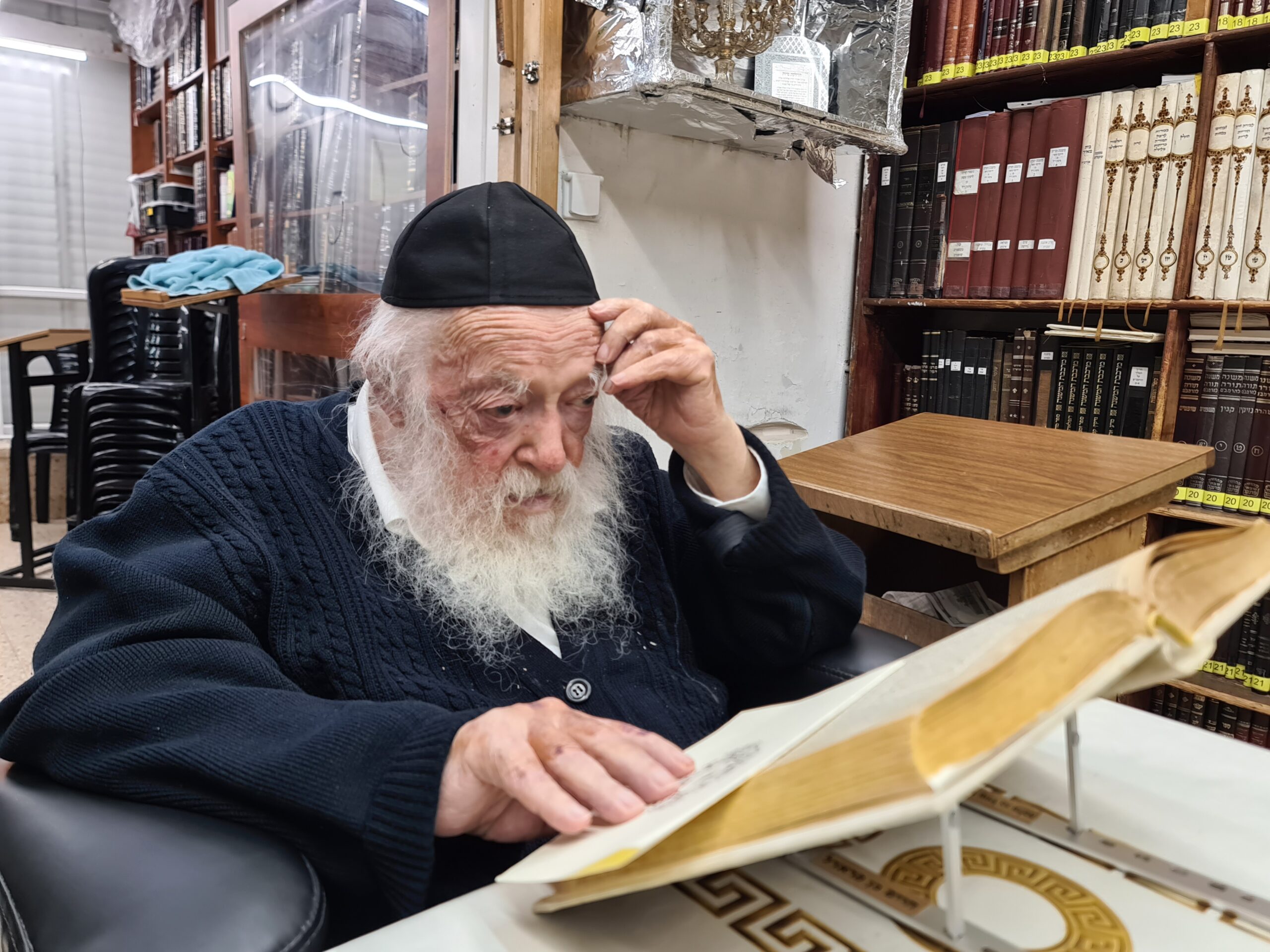 צפו: התיעצות אצל מרן שליט”א בענין ציורים לילדים על פרשיות התורה